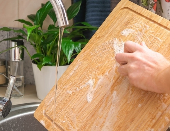 Чем почистить разделочные доски, чтобы у микробов не осталось шанса: почему средство для мыть посуды не подходит? 