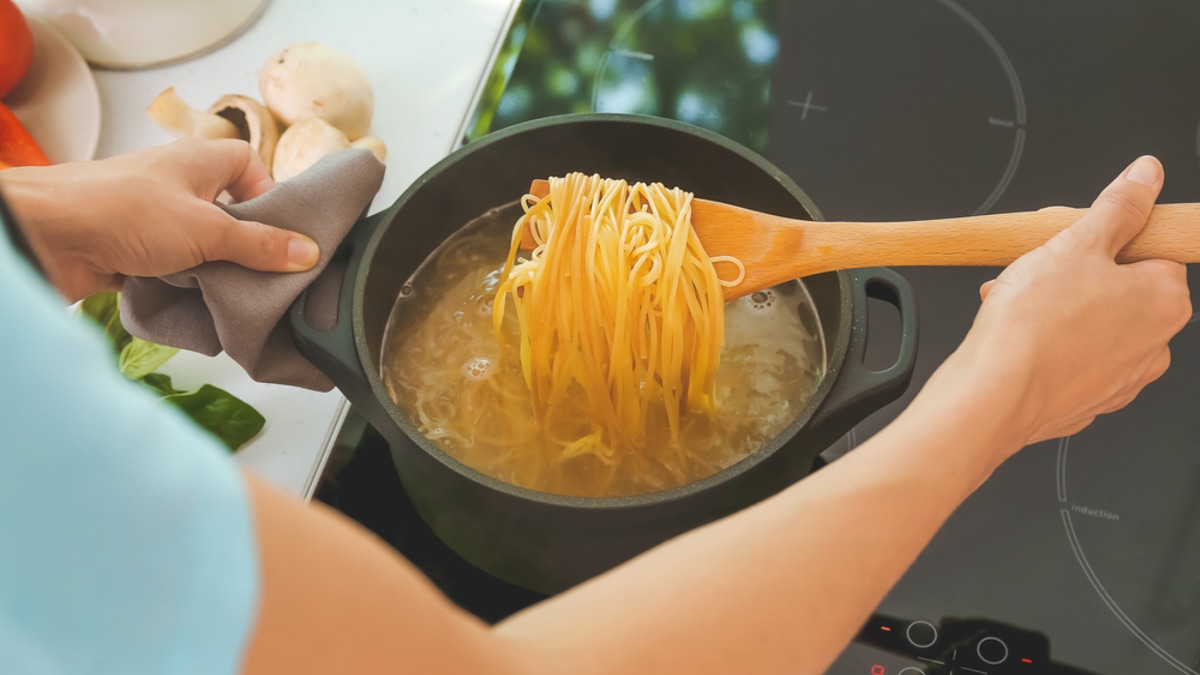 "На глазок" не получается? Используем ладошку! Лайфхак, как отмерить нужное количество спагетти для оптимальной порции "На глазок" не получается? Используем ладошку! Лайфхак, как отмерить нужное количество спагетти для оптимальной порции