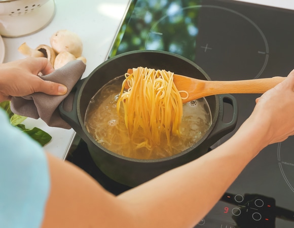 "На глазок" не получается? Используем ладошку! Лайфхак, как отмерить нужное количество спагетти для оптимальной порции 