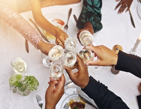 Мы всегда допускаем эту ошибку: эксперт по этикету раскрыла, чего нельзя делать после произнесения тостов