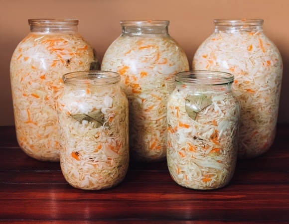 "Не волнуйтесь!": квашеная капуста получилась слишком соленой — шеф-повар предложил 3 способа спасти заготовку