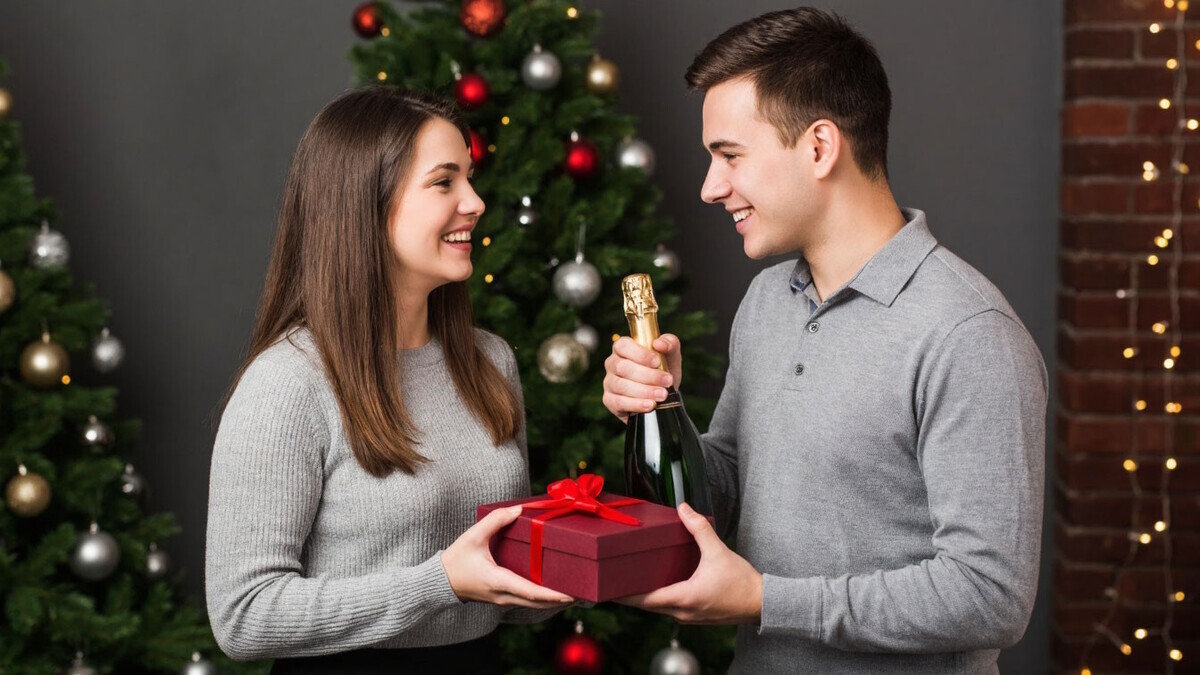 Что подарить на Новый год из еды: эксперт по этикету предложила 3 безошибочных варианта