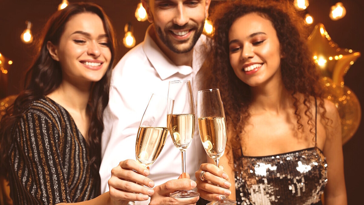 "Повышать градус постепенно": диетолог объяснила, с чем нельзя сочетать шампанское 
