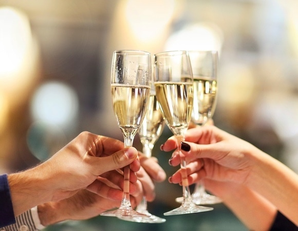 "Повышать градус постепенно": диетолог объяснила, с чем нельзя сочетать шампанское