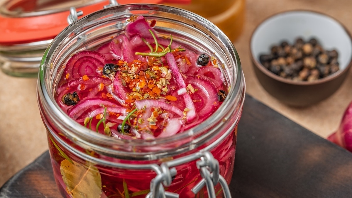 Красный или белый? Кулинары объяснили, какой лук выбирать для салатов и зачем его мариновать