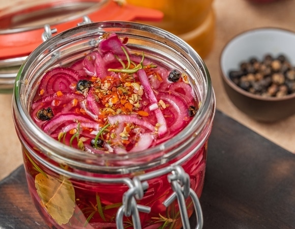 Красный или белый? Кулинары объяснили, какой лук выбирать для салатов и зачем его мариновать