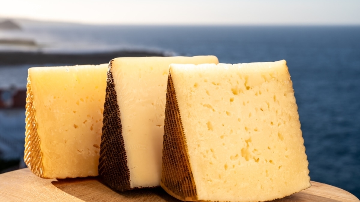 Эксперты назвали 3 типа продуктов, которые можно есть после удаления плесени