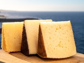 Эксперты назвали 3 типа продуктов, которые можно есть после удаления плесени Эксперты назвали 3 типа продуктов, которые можно есть после удаления плесени