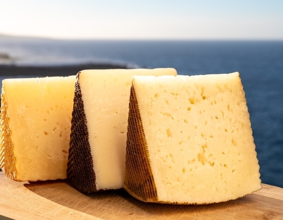 Эксперты назвали 3 типа продуктов, которые можно есть после удаления плесени