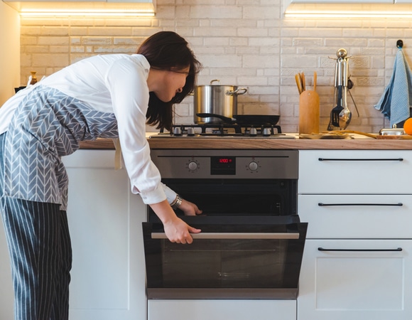 Пожар, токсины и испорченная техника: эти 6 кухонных предметов нельзя ставить в духовку
