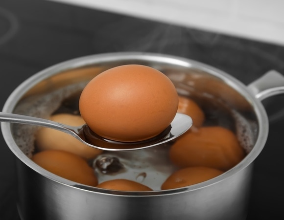 Кулинарам объяснили, почему нельзя варить яйца в одной воде с овощами