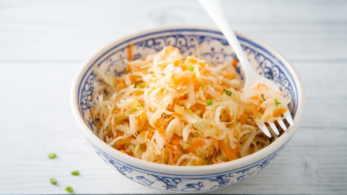 Квашеная капуста получилась слишком кислой: что делать? Шеф-повар подготовил план спасения заготовки 