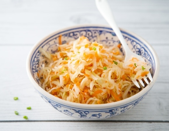 Квашеная капуста получилась слишком кислой: что делать? Шеф-повар подготовил план спасения заготовки