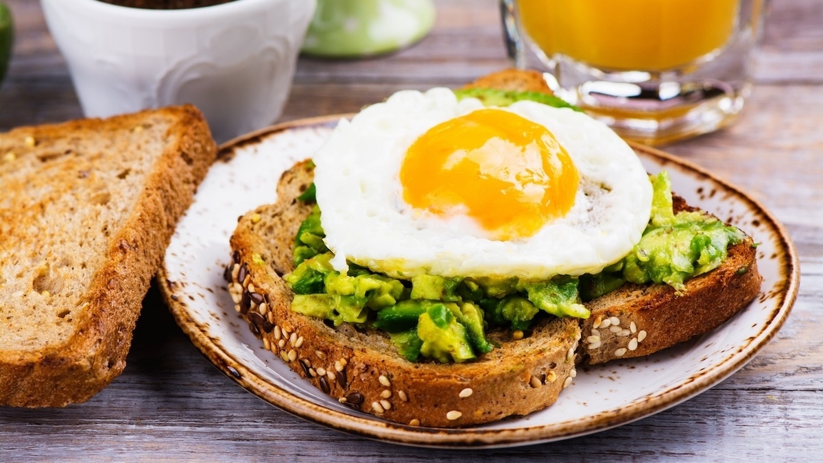 Назван "жирный" продукт, который полезно сочетать с яичницей — с ним добирается норма по клетчатке