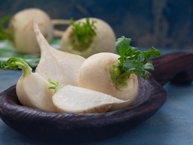 Маринованная репа, крыжовник с еловыми побегами и папоротник с грибами — шеф-повара рассказали, как приготовить необычные закуски Маринованная репа, крыжовник с еловыми побегами и папоротник с грибами — шеф-повара рассказали, как приготовить необычные закуски