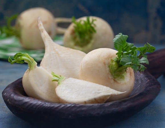 Маринованная репа, крыжовник с еловыми побегами и папоротник с грибами — шеф-повара рассказали, как приготовить необычные закуски 