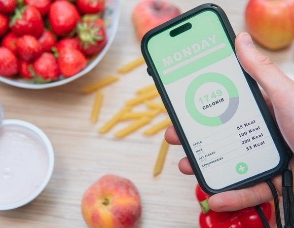 Один десерт на всех и никакого подсчета калорий: как питаться в кафе и все равно худеть