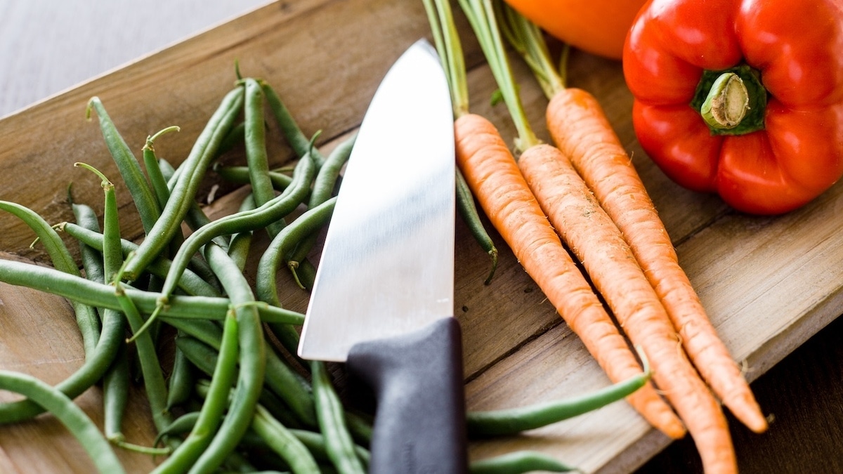 Справится каждый: эксперты подсказали самый простой способ наточить ножи 