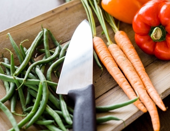 Справится каждый: эксперты подсказали самый простой способ наточить ножи