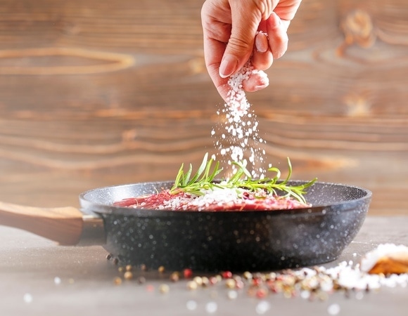 Пересолили? Шеф-повара поделились 3 проверенными способами исправить блюдо