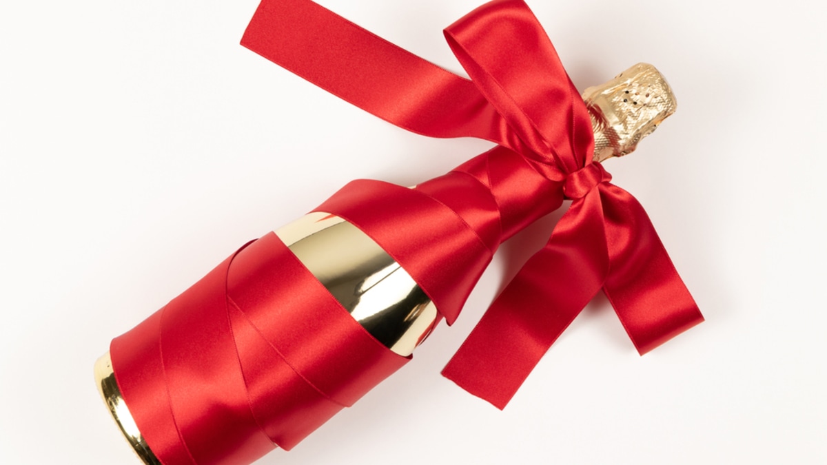 Повышает градус: эксперт рассказала о популярных презентах на Новый год — про Лошадь не забываем
