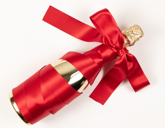 Повышает градус: эксперт рассказала о популярных презентах на Новый год — про Лошадь не забываем