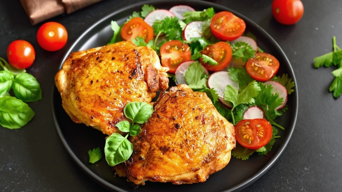 Без капли масла и на холодной сковороде: в Сети пробуют новый метод жарки курицы до хрустящей корочки