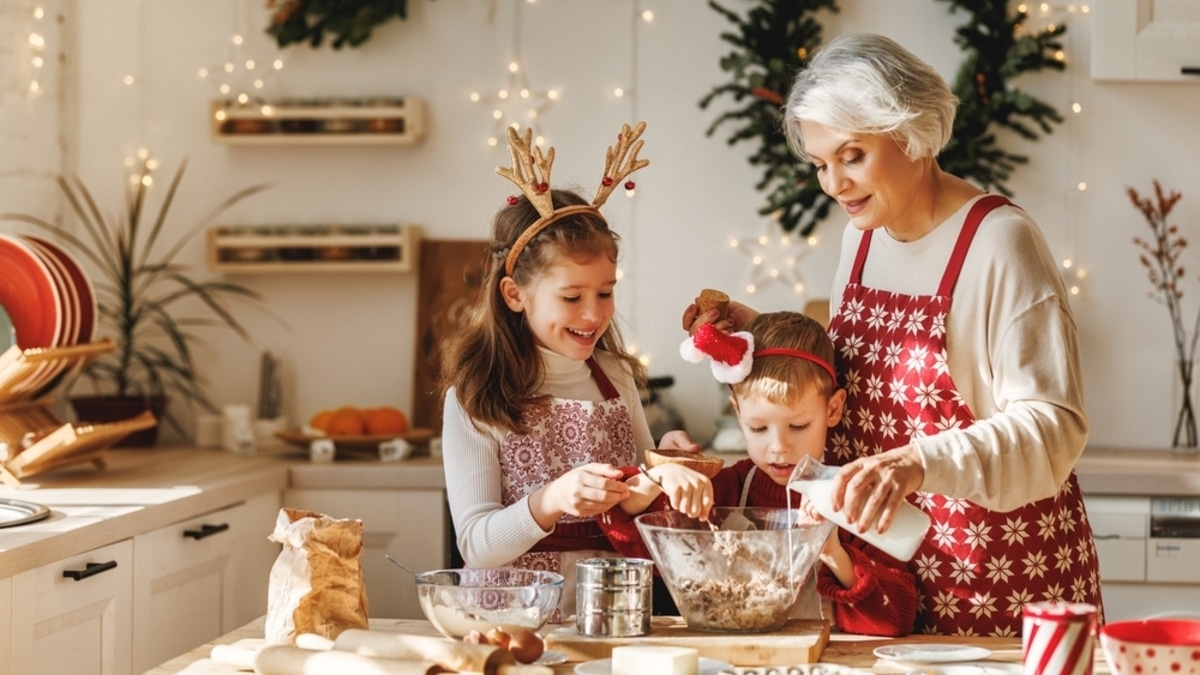 Наш "язык любви": психолог объяснила, почему важно готовить вместе с детьми — и поделилась идеями совместных блюд для новогоднего стола