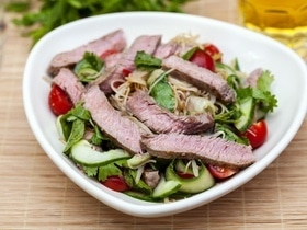 Быстрый салат с говяжьим легким: шеф поделилась рецептом блюда, которое имеет все шансы стать любимым