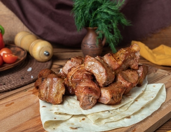 Новогодний шашлык вместо горячего: эксперты "Едим Дома" подсказали, как пожарить мясо в холода