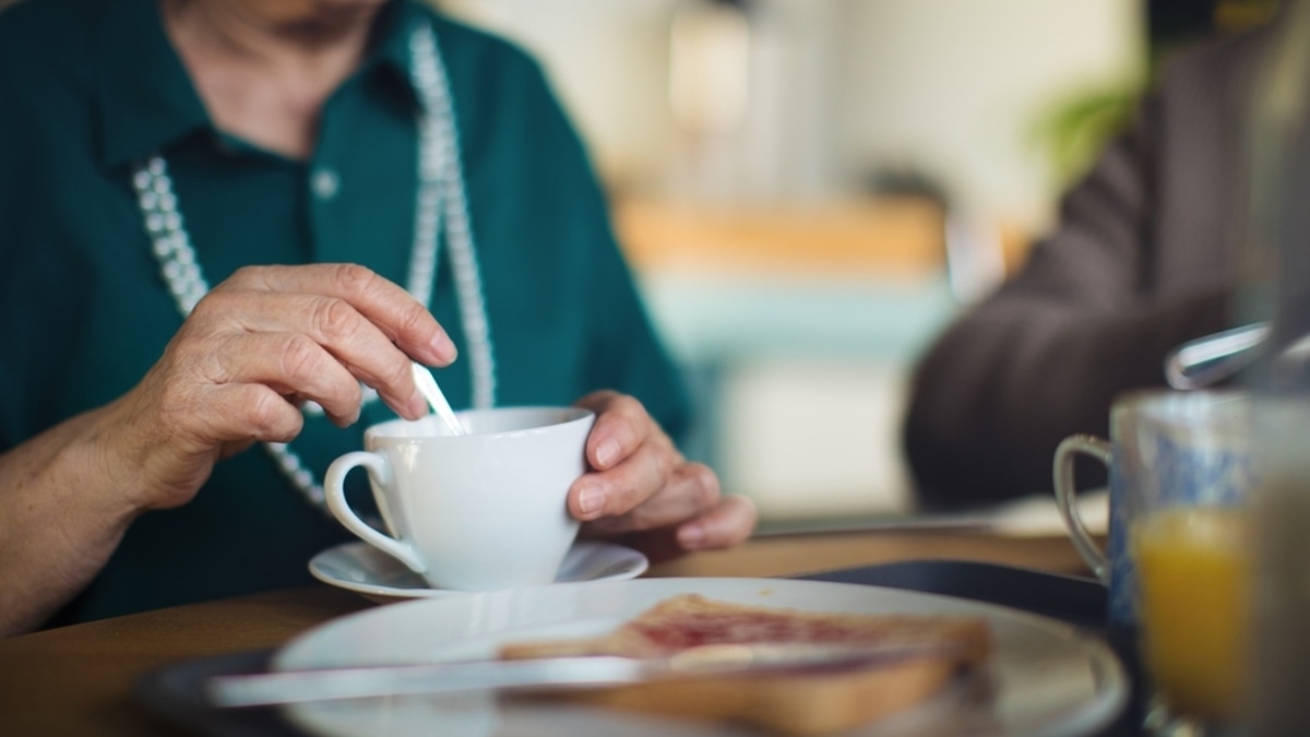 Ужин в одиночестве сокращает жизнь пожилых людей: почему так происходит и как этого избежать