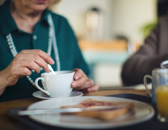 Ужин в одиночестве сокращает жизнь пожилых людей: почему так происходит и как этого избежать