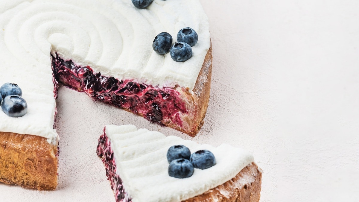 Пирог со смородиной и сметанным кремом, который всегда получается: проверенный рецепт от шеф-кондитера