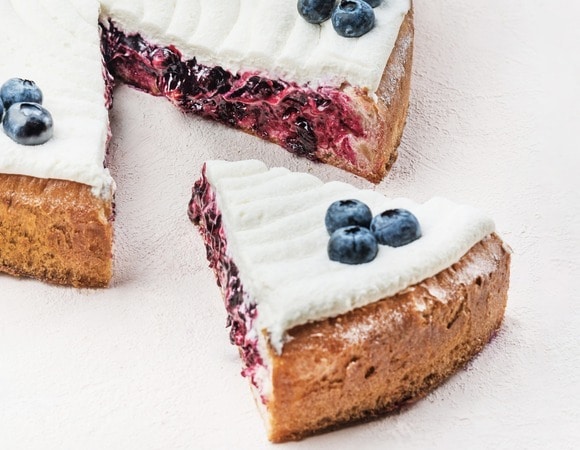 Пирог со смородиной и сметанным кремом, который всегда получается: проверенный рецепт от шеф-кондитера