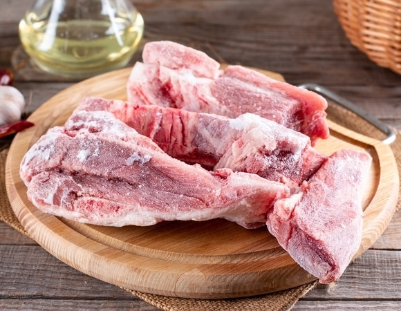 Повторно, но правильно замораживать мясо: биолог подсказала лазейку, как не испортить продукт