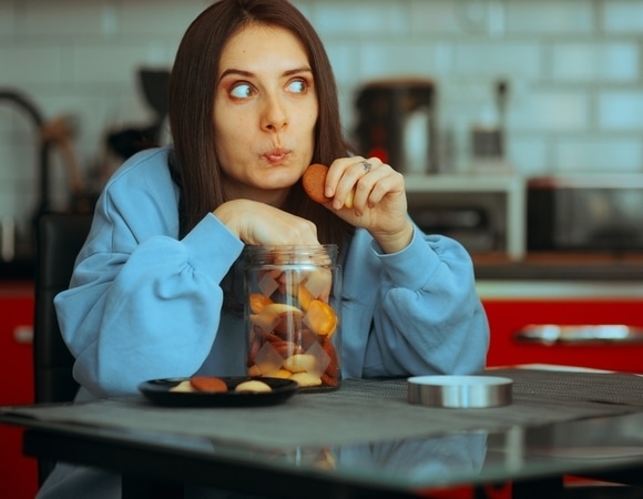 "Это не слабая воля": диетолог раскрыла, почему все время тянет на перекусы — выход есть "Это не слабая воля": диетолог раскрыла, почему все время тянет на перекусы — выход есть