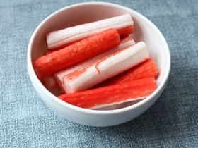 Крабов нет, зато красители и усилители в избытке: диетолог объяснила, стоит ли заменять рыбу на крабовые палочки в детском меню