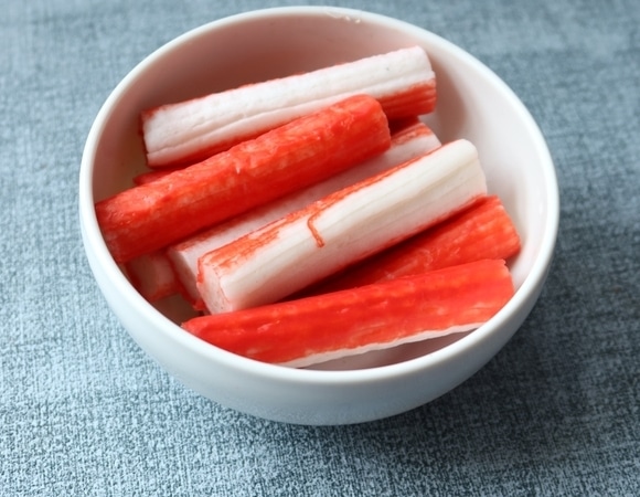 Крабов нет, зато красители и усилители в избытке: диетолог объяснила, стоит ли заменять рыбу на крабовые палочки в детском меню