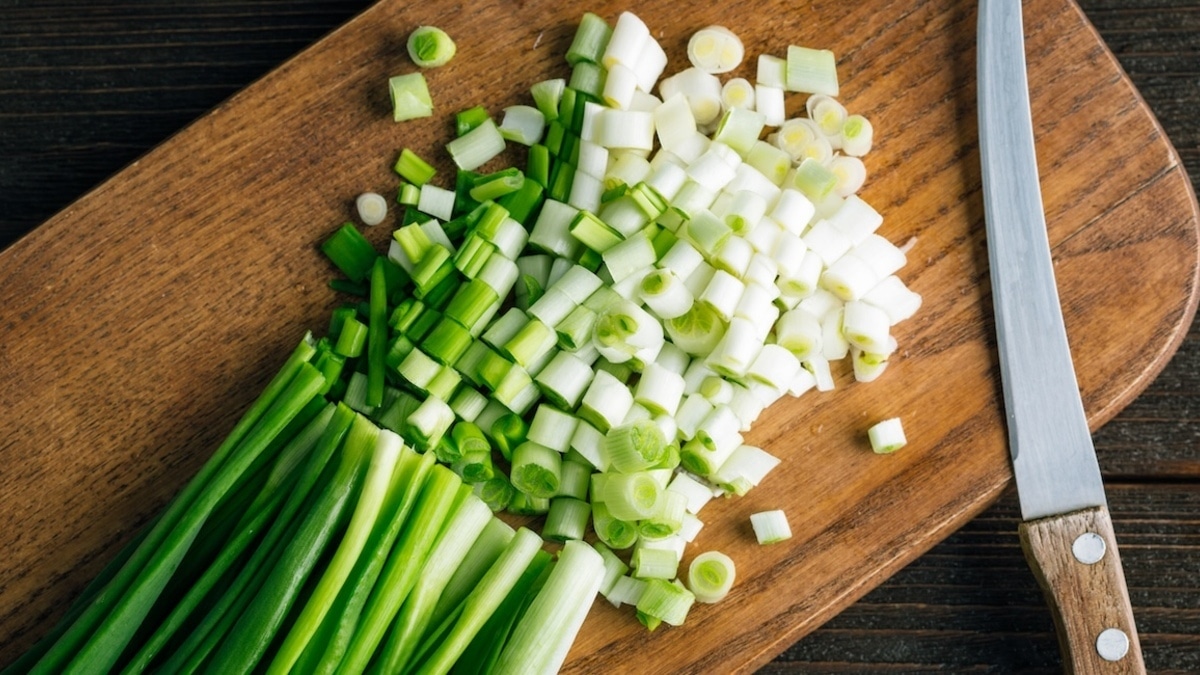 Повар режет зеленый лук 43 дня подряд — он обещал остановиться только при одном условии