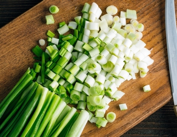 Повар режет зеленый лук 43 дня подряд — он обещал остановиться только при одном условии