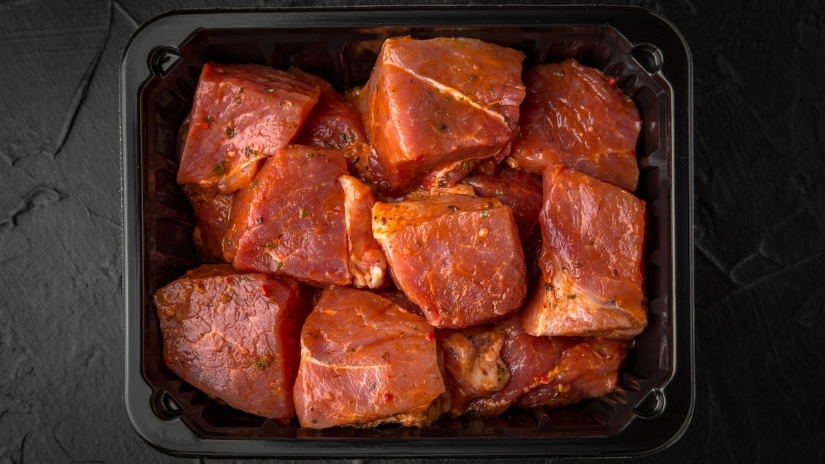 Правда ли, что маринадом скрывают испорченное мясо? Пищевой эксперт объяснила, можно ли доверять магазинам 