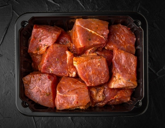 Правда ли, что маринадом скрывают испорченное мясо? Пищевой эксперт объяснила, можно ли доверять магазинам 