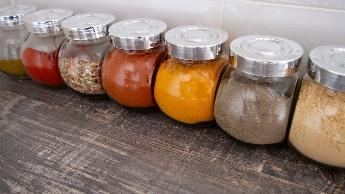 Можно хранить специи в заводской упаковке или нужно сразу пересыпать в банку? Спросили у эксперта по пищевой безопасности 