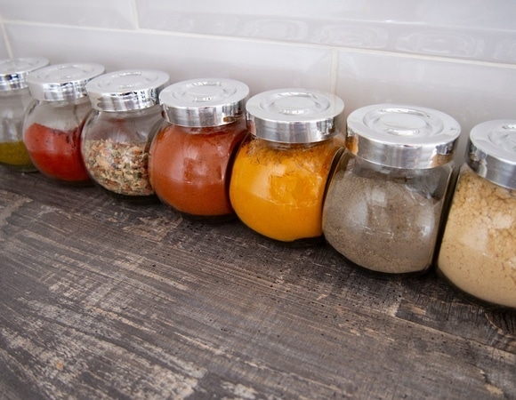 Можно хранить специи в заводской упаковке или нужно сразу пересыпать в банку? Спросили у эксперта по пищевой безопасности Можно хранить специи в заводской упаковке или нужно сразу пересыпать в банку? Спросили у эксперта по пищевой безопасности