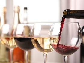 Опубликован "Винный гид России – 2025": эксперты назвали лучшие белые и красные вина в стране