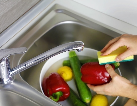 Воды мало! Паразитолог рассказал, как моет фрукты и овощи Воды мало! Паразитолог рассказал, как моет фрукты и овощи
