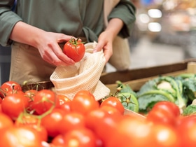 Почему зимой дорожают продукты: даже тепличные помидоры и огурцы