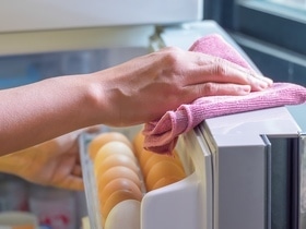 Никаких следов на холодильнике: эксперты назвали банальное, но всегда работающее средство для стали на кухне