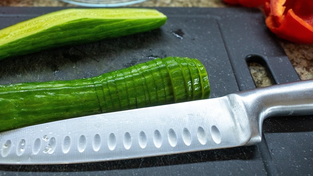 Как шеф-поварам удается нарезать продукты так быстро — секрет в положении рук и ножа