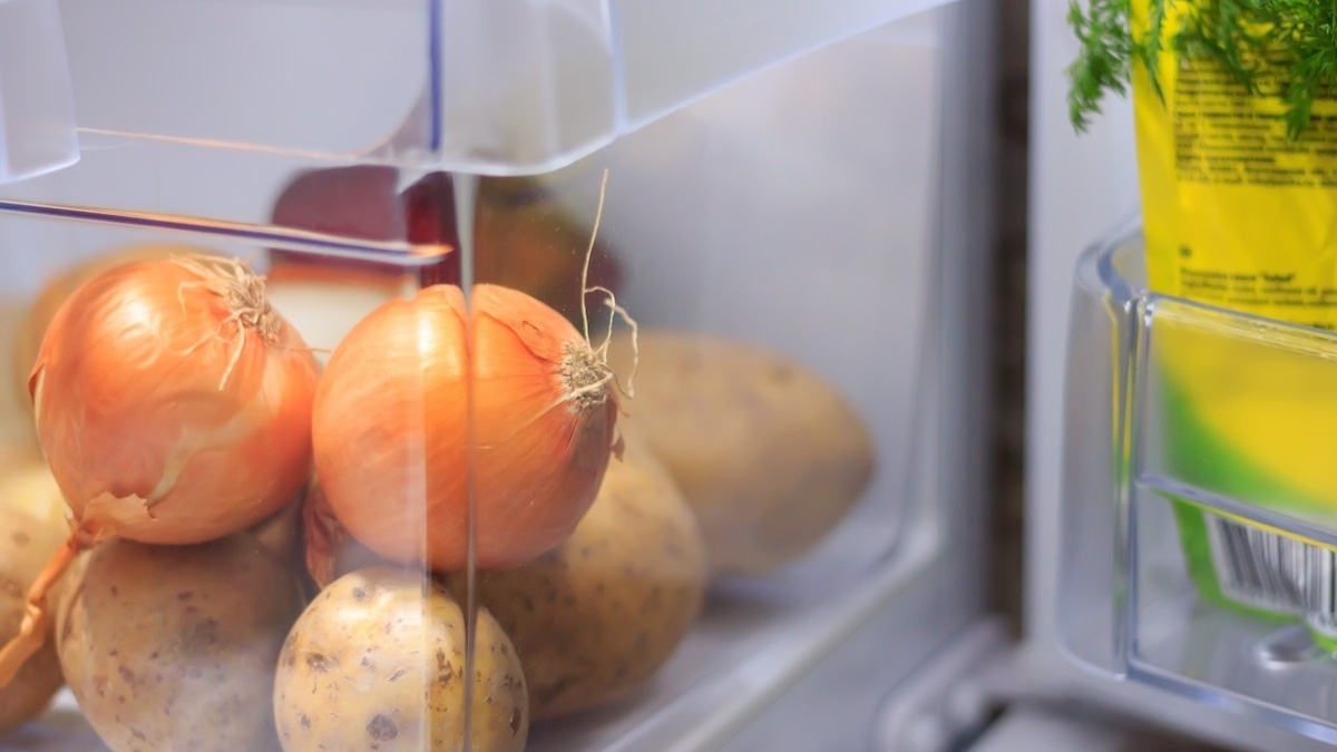 Какие продукты нельзя хранить в холодильнике: эксперт "О самом главном" выделила 5 самых частых ошибок 